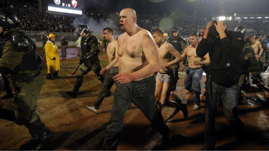 Tuča navijača na početku derbija, 20 povređeno (FOTO) 3
