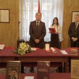 Među delima i zbornik „Spajajući istok i zapad“ Predraga Simića 1