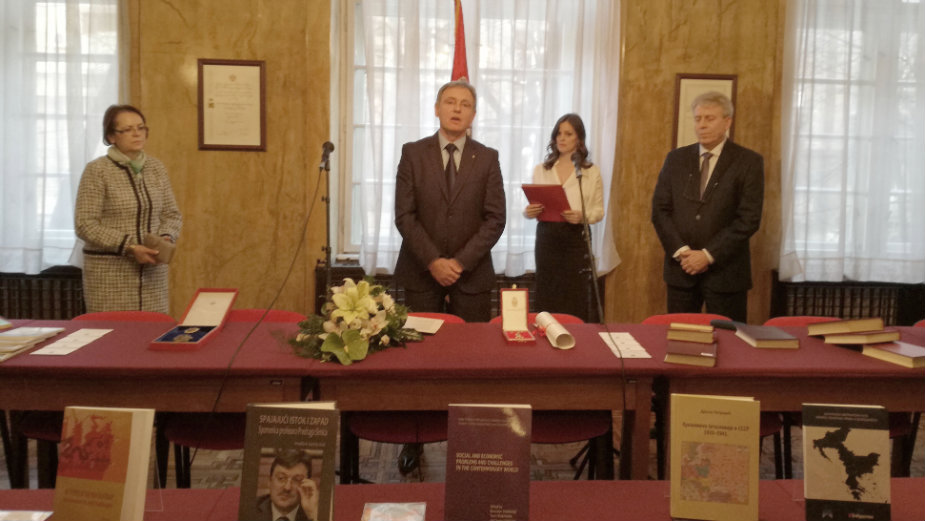 Među delima i zbornik „Spajajući istok i zapad“ Predraga Simića 1