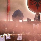 Cipelom gađala premijera Albanije 14