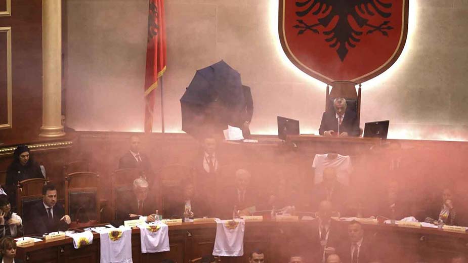 Cipelom gađala premijera Albanije 1