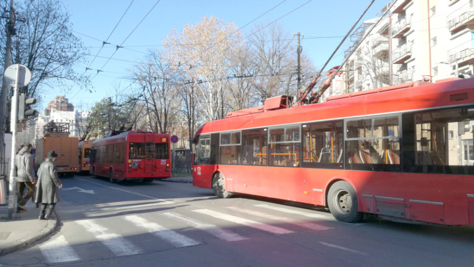 Karavan trola van funkcije na Crvenom krstu 1