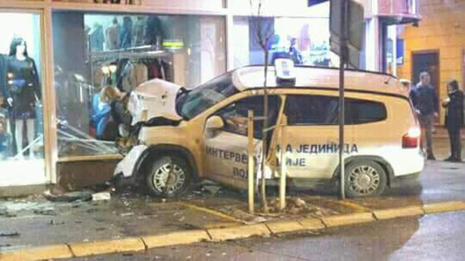 Niš: Vozilo intervente policije uletelo u izlog 1