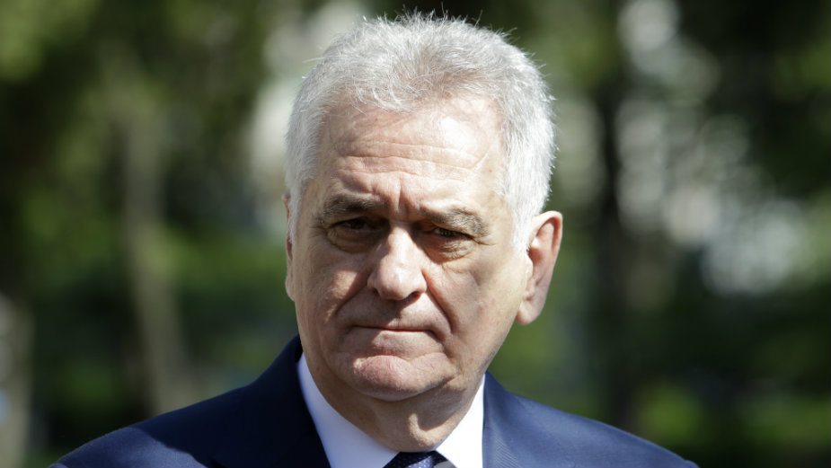 Dodik Nikoliću uručuje Orden Republike Srpske 1