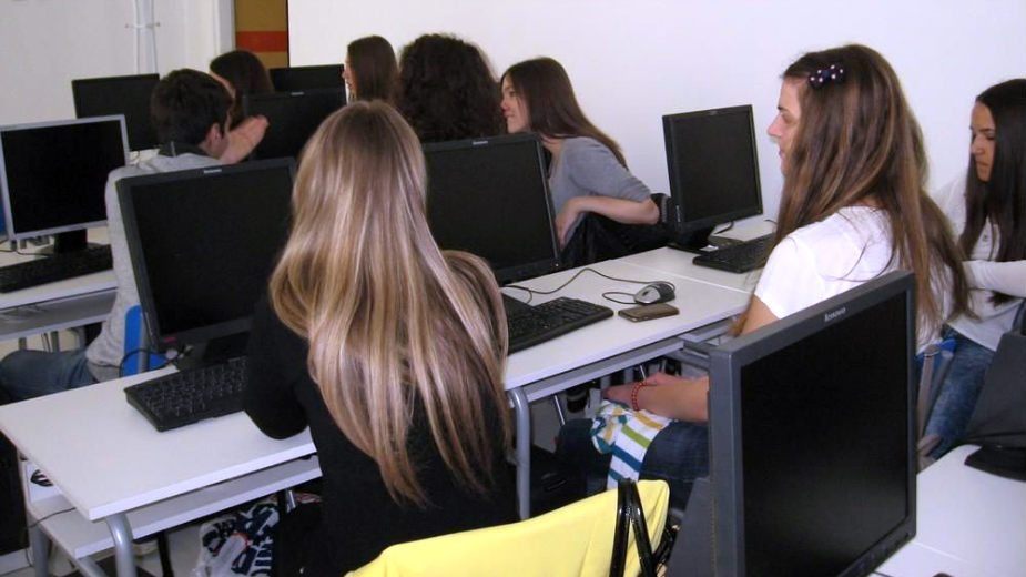 (Ne)potreban udžbenik za informatiku 1