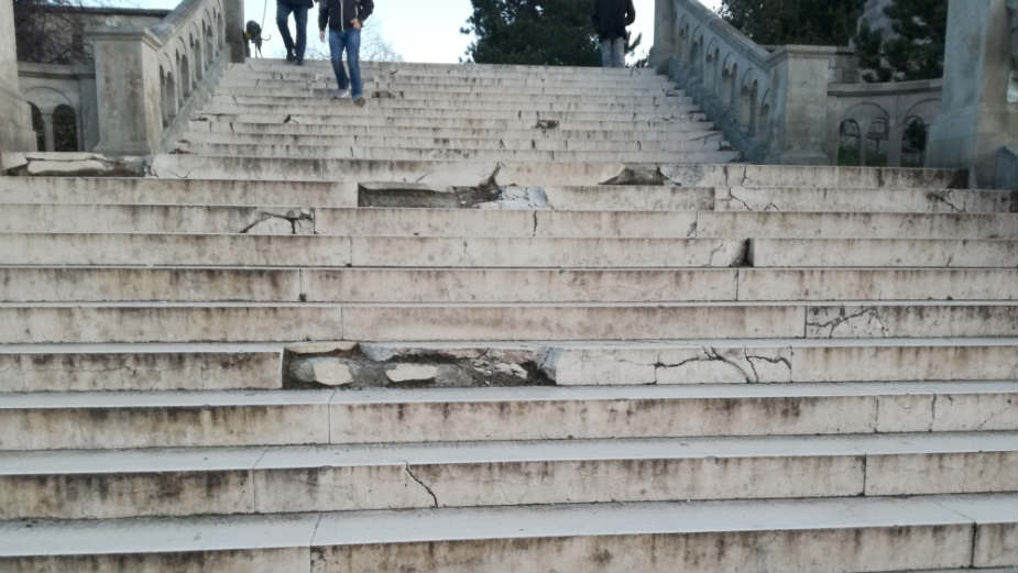 Oprez na javnom stepeništu 1