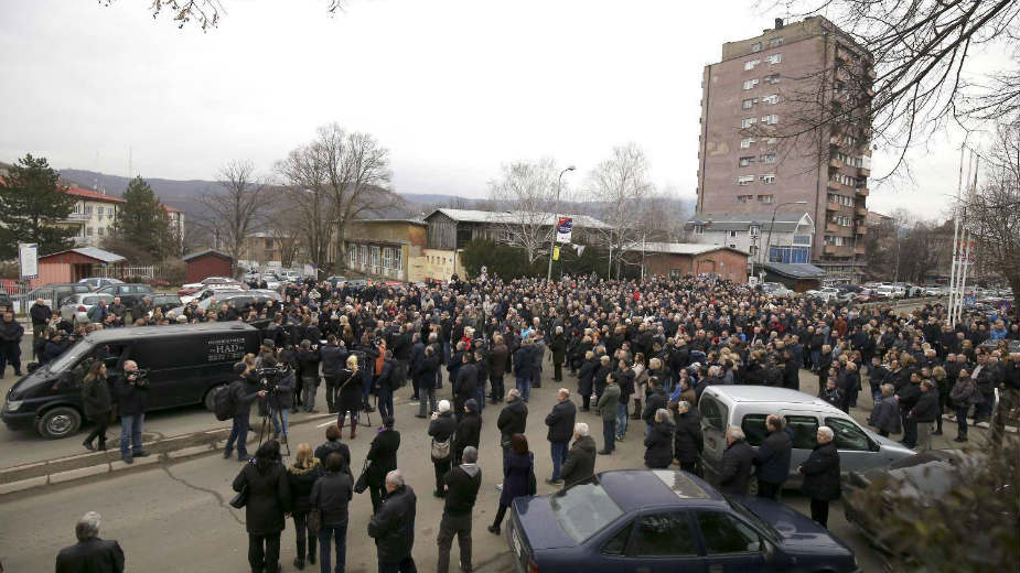 Episkop Teodosije služi opelo na sahrani Olivera Ivanovića 1