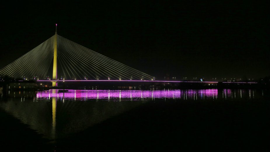 Beograd: Mostovi osvetljeni u bojama i 2.000 zastava Srbije 1