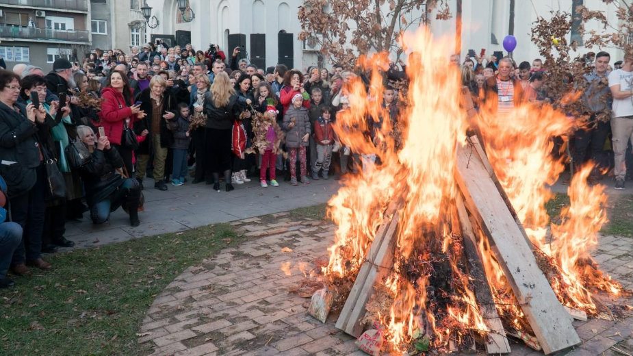 Upaljeni badnjaci ispred Hrama Svetog Save 1