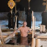 Putin zaronio u ledenu vodu za časni krst 2