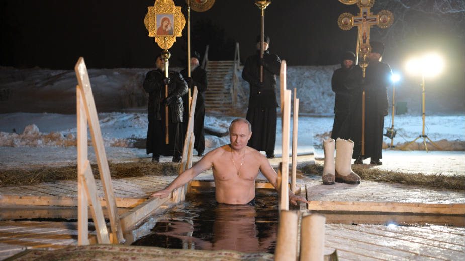 Putin zaronio u ledenu vodu za časni krst 1