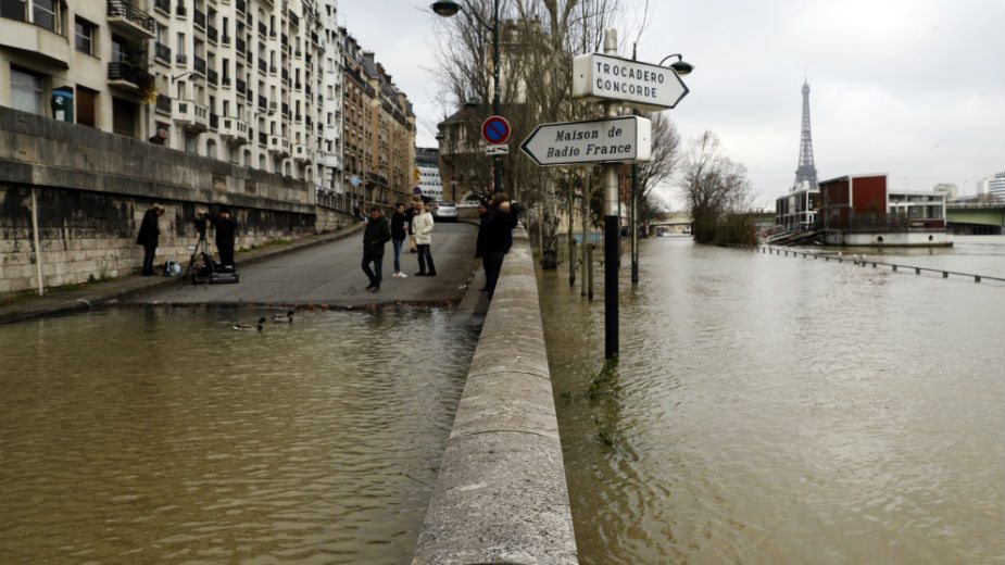 Sena preti poplavom u Parizu, zatvoren donji nivo Luvra 1