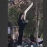 Žena tokom protesta u Iranu skinula hidžab i postala simbol otpora 5