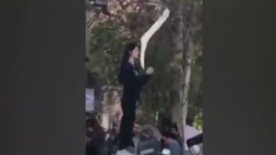 Žena tokom protesta u Iranu skinula hidžab i postala simbol otpora 1