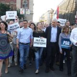 Ne odustaju od protesta ispred javnog servisa 8