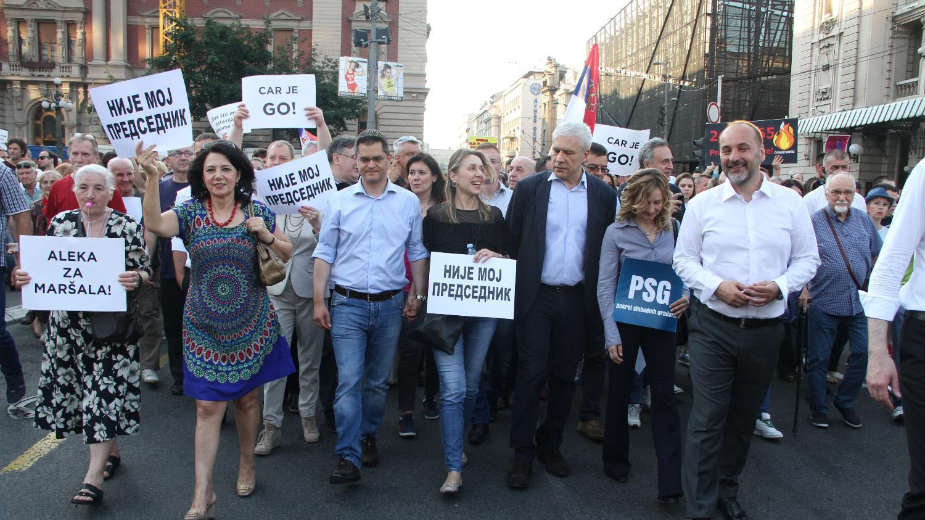 Ne odustaju od protesta ispred javnog servisa 1