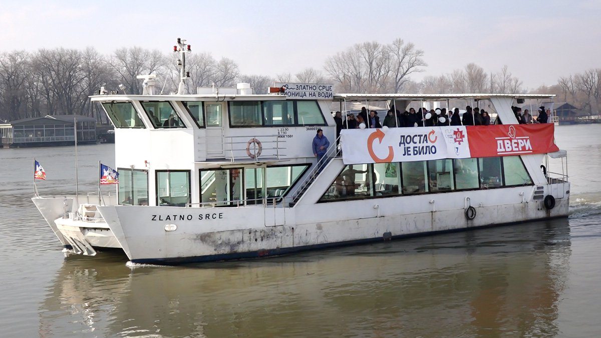 DJB i Dveri započeli kampampanju brodom „Koruptolomcem“. 1