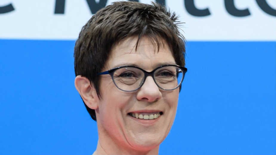 Anegret Kramp-Karenbauer: Princeza ili kraljica 1