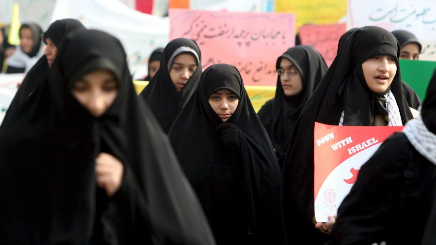 U Iranu hapšenja žena zbog skidanja hidžaba 1