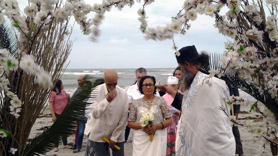 Pravoslavno krštenje u Tihom okeanu i venčanje na plaži (FOTO) 1