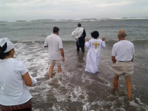 Pravoslavno krštenje u Tihom okeanu i venčanje na plaži (FOTO) 3