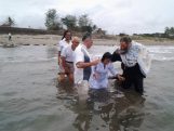 Pravoslavno krštenje u Tihom okeanu i venčanje na plaži (FOTO) 13