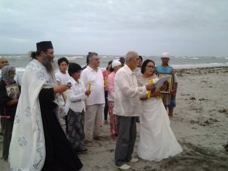 Pravoslavno krštenje u Tihom okeanu i venčanje na plaži (FOTO) 4