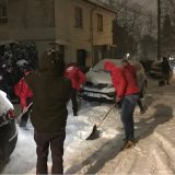 Ljajić i aktivisti SDPS čistili sneg na Severnom bulevaru 9