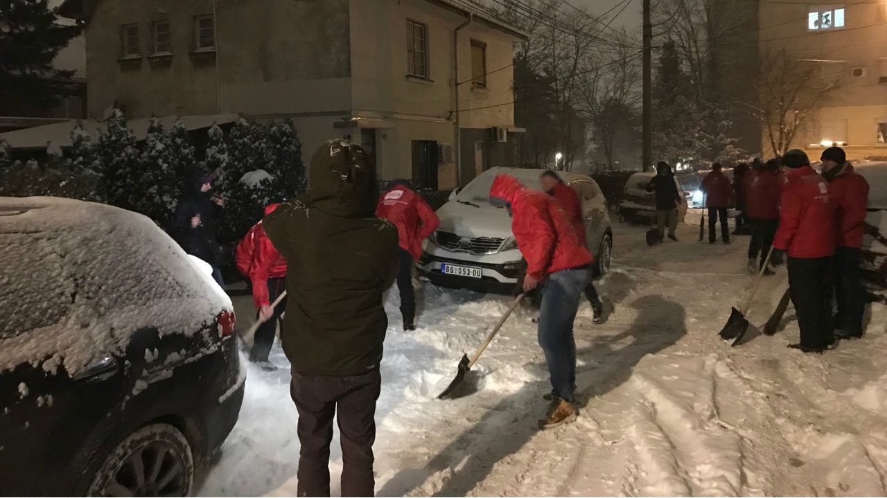 Ljajić i aktivisti SDPS čistili sneg na Severnom bulevaru 1