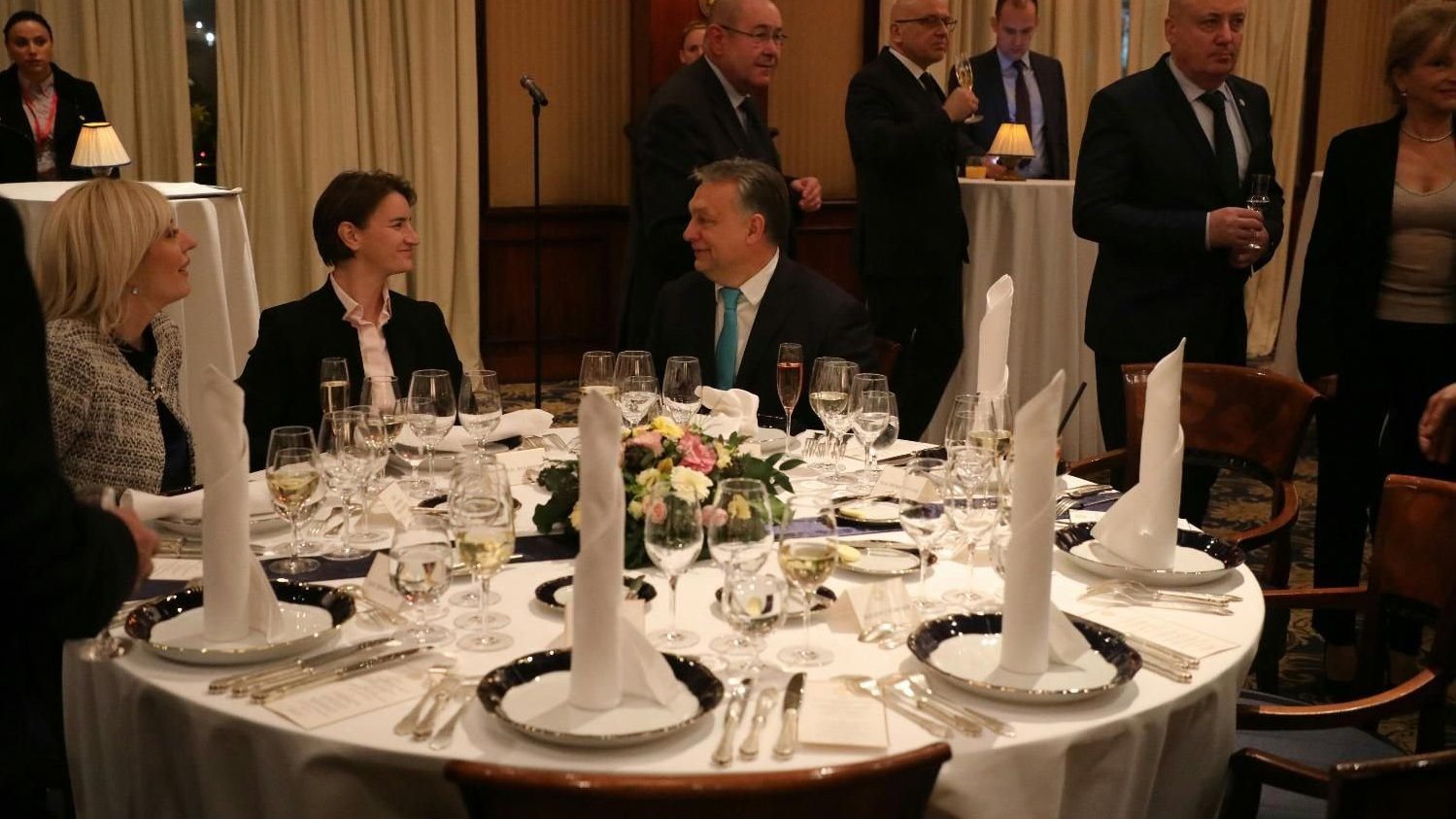Brnabić i ministri na večeri sa Orbanom 1