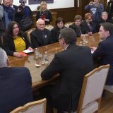 Vučić sa porodicama nestalih 5