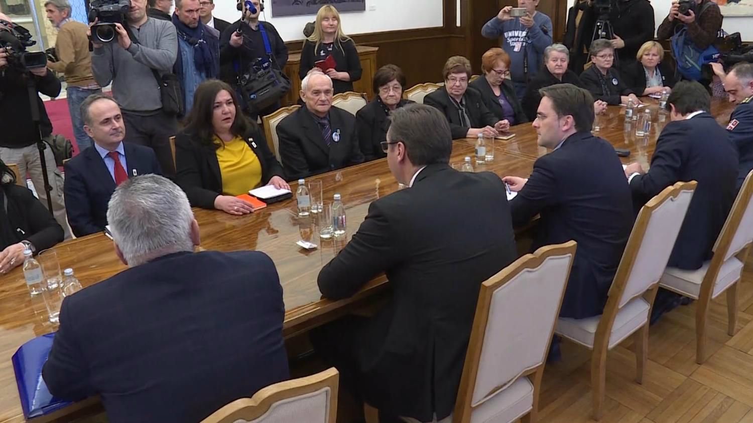 Vučić sa porodicama nestalih 1