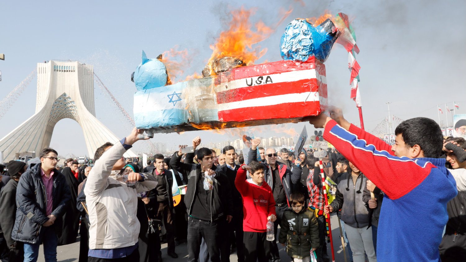 Okupljeni palili zastave Izraela i Amerike 1