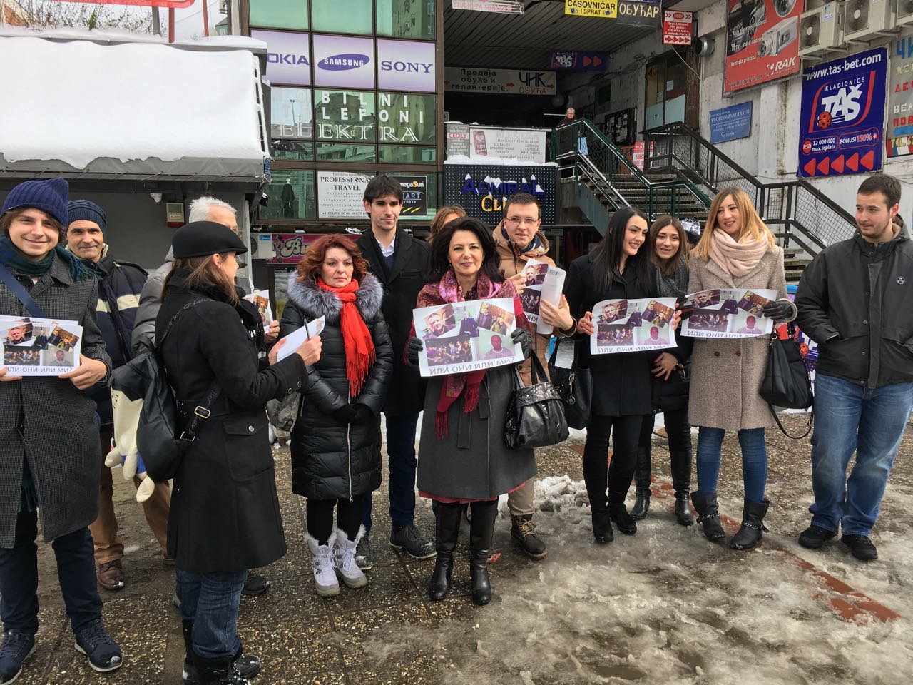 Rašković Ivić protestvovala ispred prostorija SNS 1