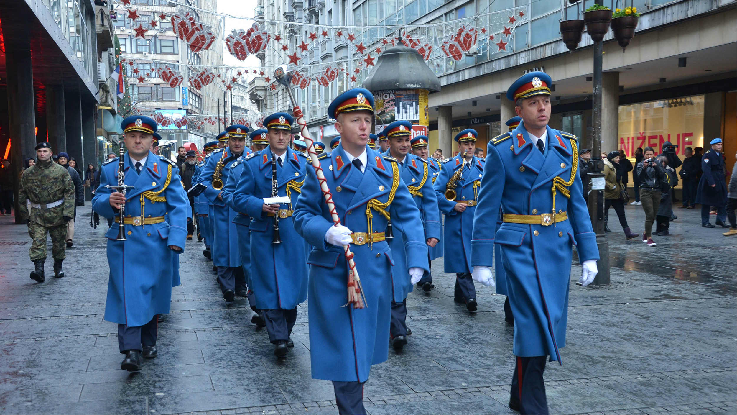 Promenadni defilei vojnih orkestara i prikaz naoružanja po gradovima Srbije 1