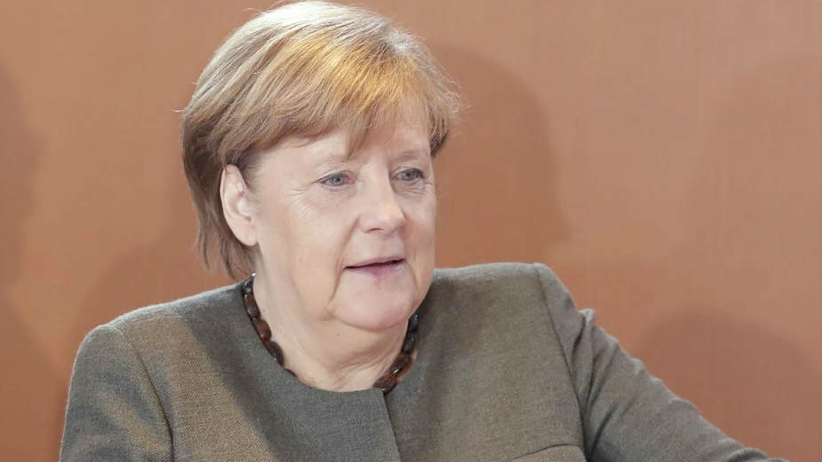 Merkelova putuje u Francusku na sastanak sa Makronom 1