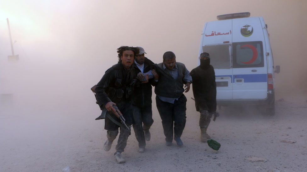 Borci u Siriji pomažu ranjeniku