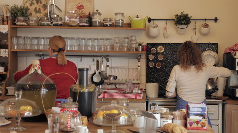 Jaz u platama: još uvek nedostižna ravnopravnost 1 Žene u kuhinji