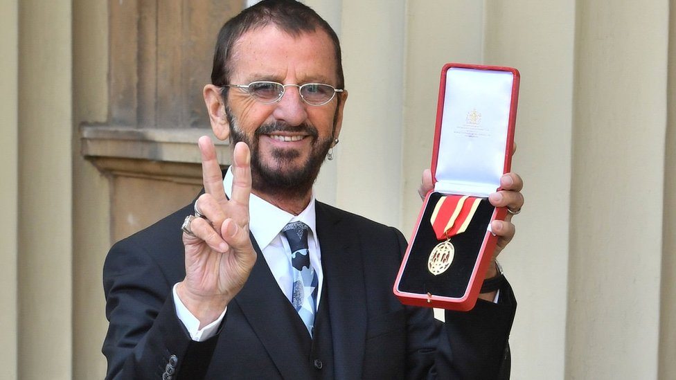 Ringo Star pokazuje odlikovanje