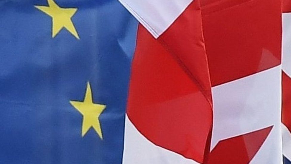 Zastave EU i Britanije ispred sedišta EU u Bruselu