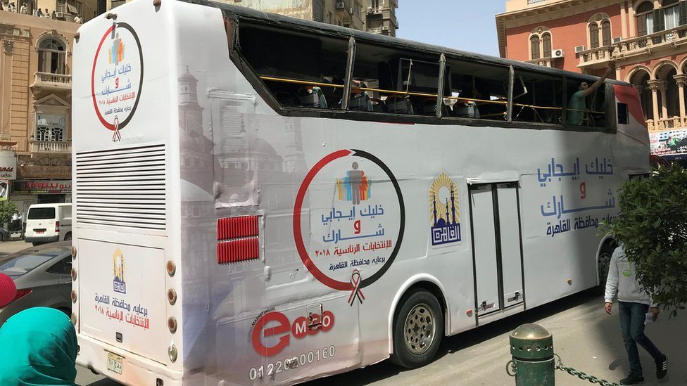 Autobus s porukom „Budi pozitivan, izađi i glasaj" kruži Kairom i poziva građane na izbore, Kairo 25. mart, 2018.