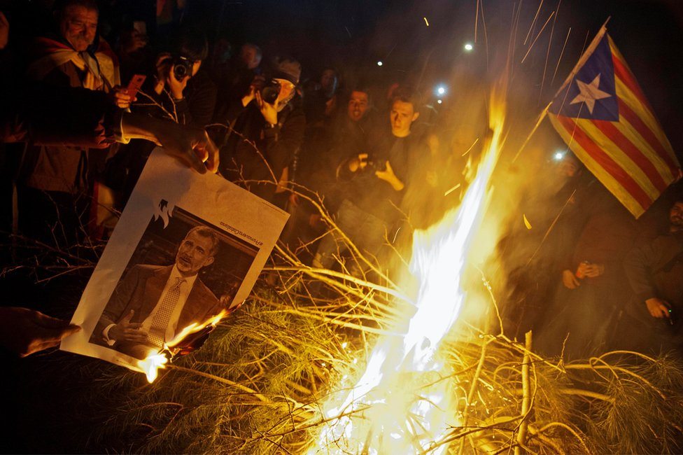 Demonstranti spaljuju fotografiju španskog kralja u Kataloniji, mart 2018.