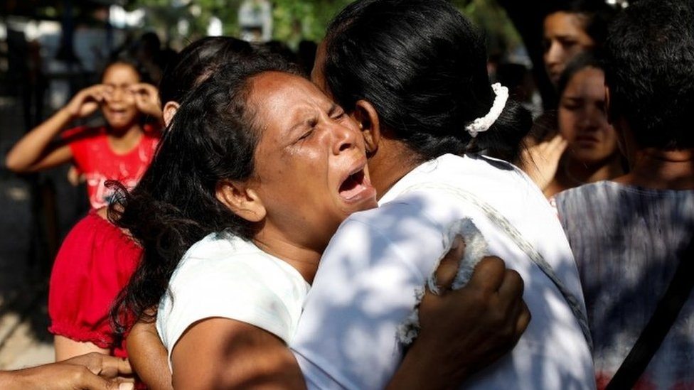Očajni rođaci ispred policijske stanice u Valensiji, Venecuela, nakon požara u policijskoj stanici