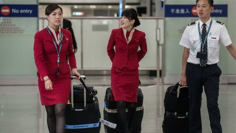 Avio kompanija iz Hong Konga dozvolila stjuardesama da nose pantalone 1 Posada kompanije iz Hong Konga