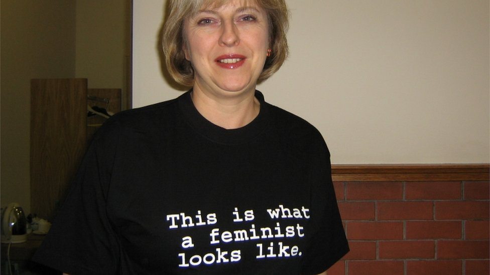 Tereza Mej nosi majicu sa feminističkim porukama