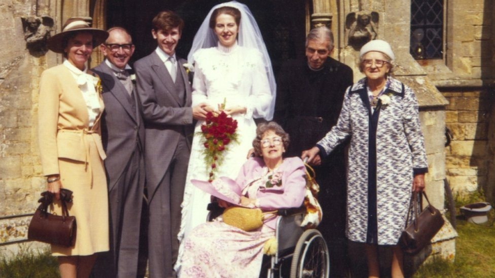 Porodična slika na venčanju Tereze Mej sa Filipom 1980. godine. Sleva: Filipovi roditelji Džon i Džoj Mej, Filip i Tereza, Terezin otac Hubert, baka Violet Barns i majka Zaide u kolicima.