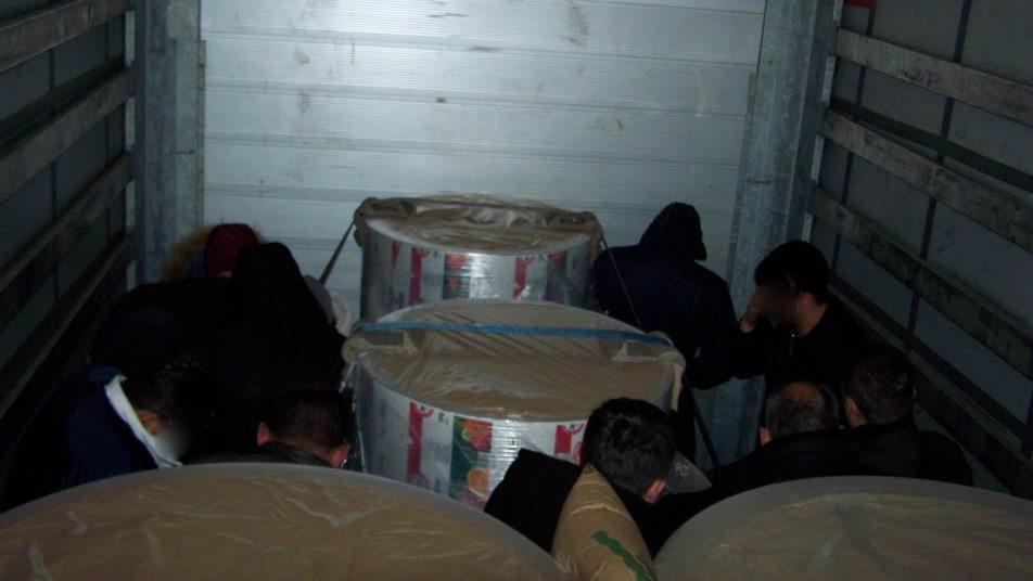 Carina: Među ambalažom 12 ilegalaca 1