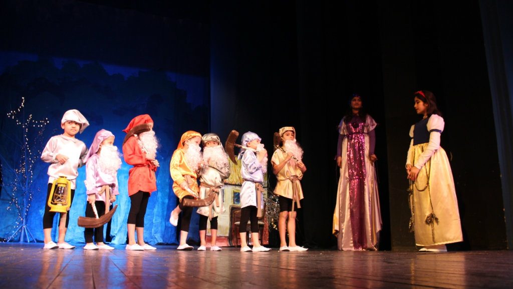 „Snežana i 7 patuljaka“ na farsiju 1