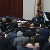 Na burnoj sednici u Makedoniji usvojen Zakon o jezicima 4