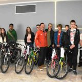 Zemunski osnovci dobili bicikle na dar 2